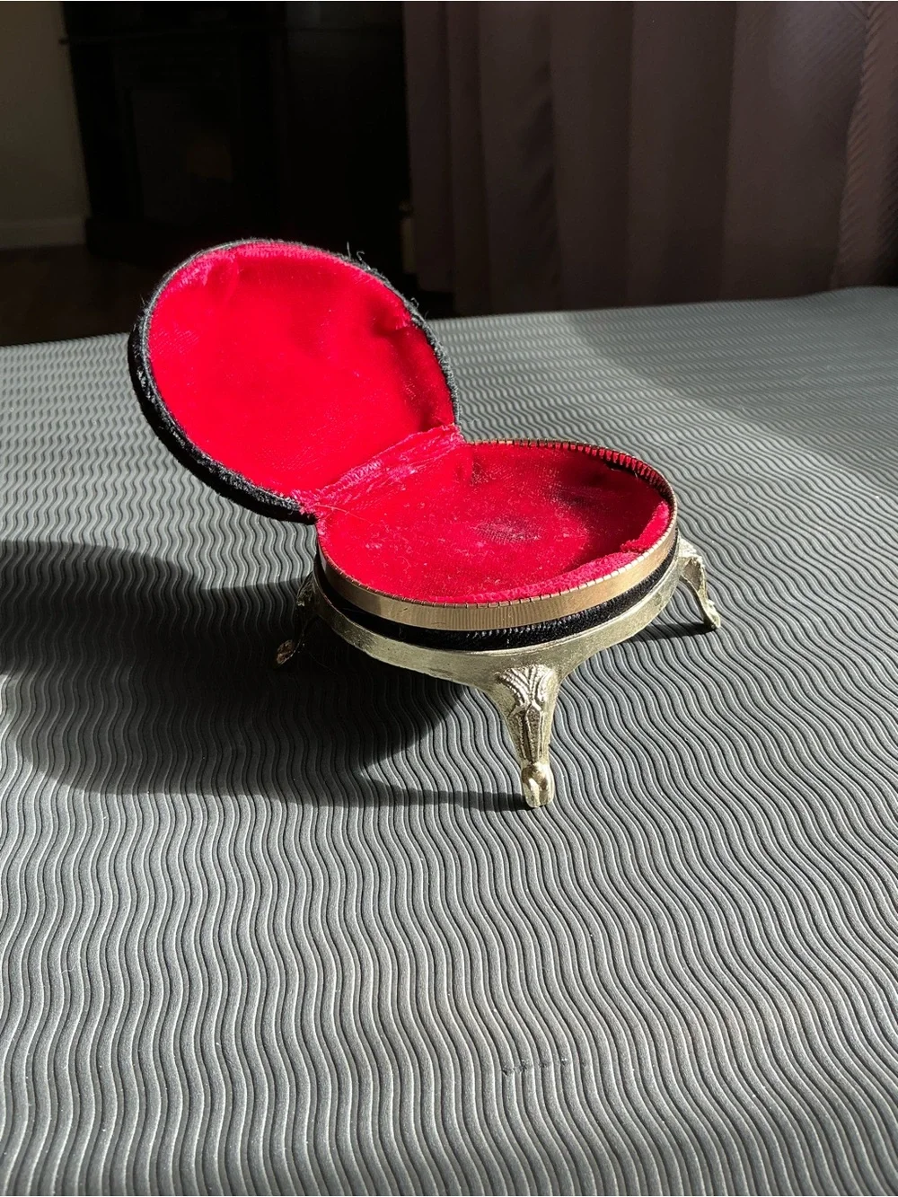 Vintage-style Round Jewelry Trinket Box with Red Velvet Interior